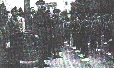 El General Queipo de LLano desfilando ante las tropas nacionales en Sevilla