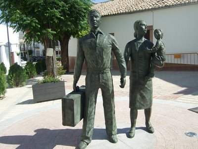 Monumento al emigrante en Lopera